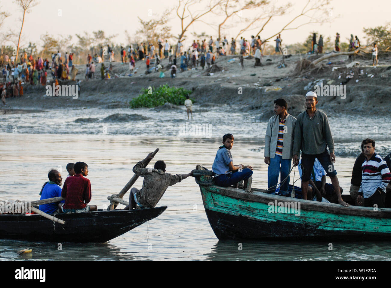 Il Bangladesh, il ciclone Sidr e alta marea distruggono villaggi in Southkhali nel distretto Bagerhat , vittime in attesa di beni / BANGLADESCH, der Zyklon Wirbelsturm Sidr und eine Sturmflut zerstoeren Doerfer Kuestengebiet im von Southkhali Foto Stock