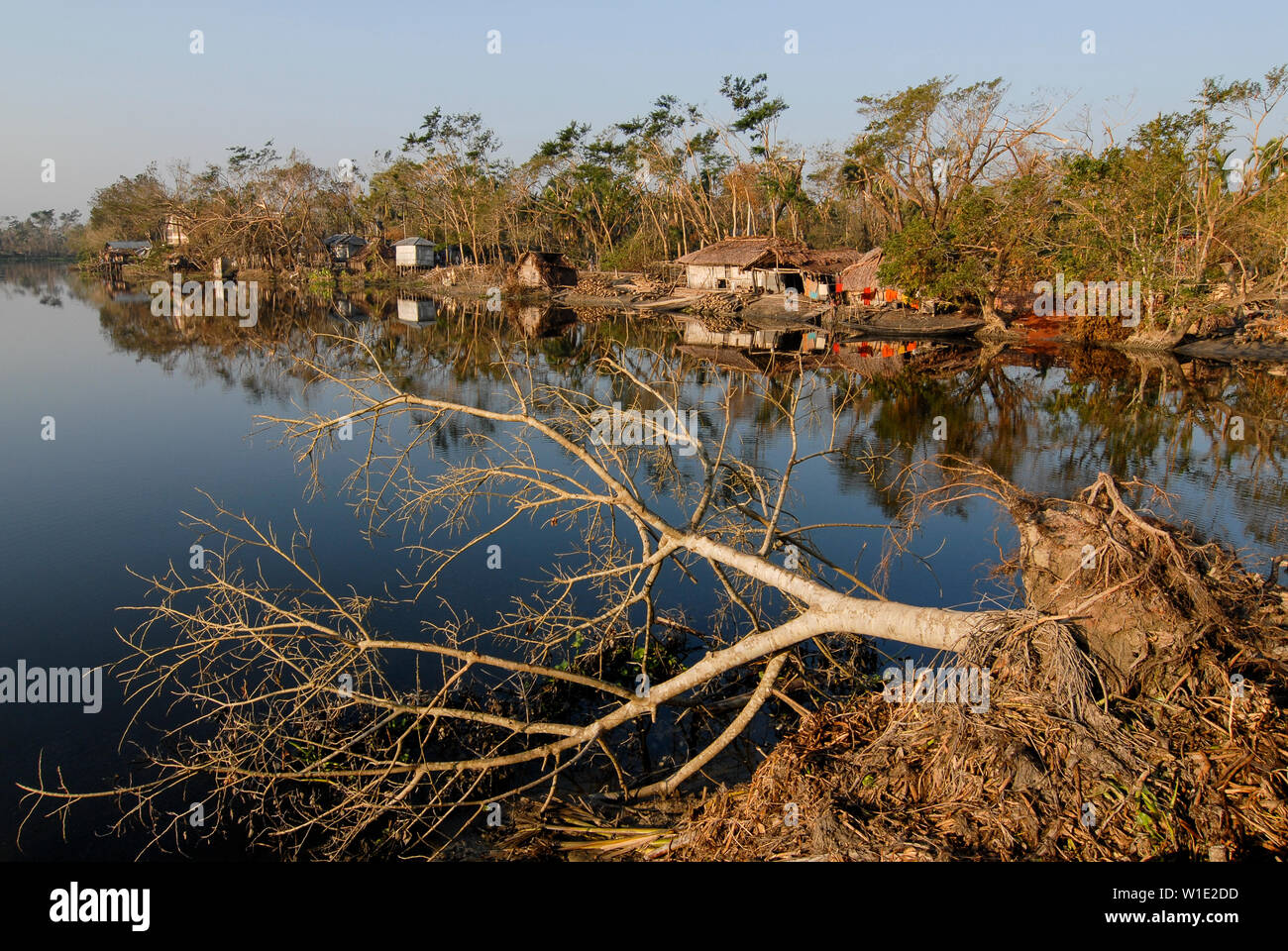 Il Bangladesh, il ciclone Sidr e alta marea distruggono villaggi in Southkhali nel distretto Bagerhat / BANGLADESCH, der Zyklon Wirbelsturm Sidr und eine Sturmflut zerstoeren Doerfer Kuestengebiet im von Southkhali Foto Stock Il Bangladesh, il ciclone Sidr e alta marea distruggono villaggi in Southkhali nel distretto Bagerhat / BANGLADESCH, der Zyklon Wirbelsturm Sidr und eine Sturmflut zerstoeren Doerfer Kuestengebiet im von Southkhali Foto Stock