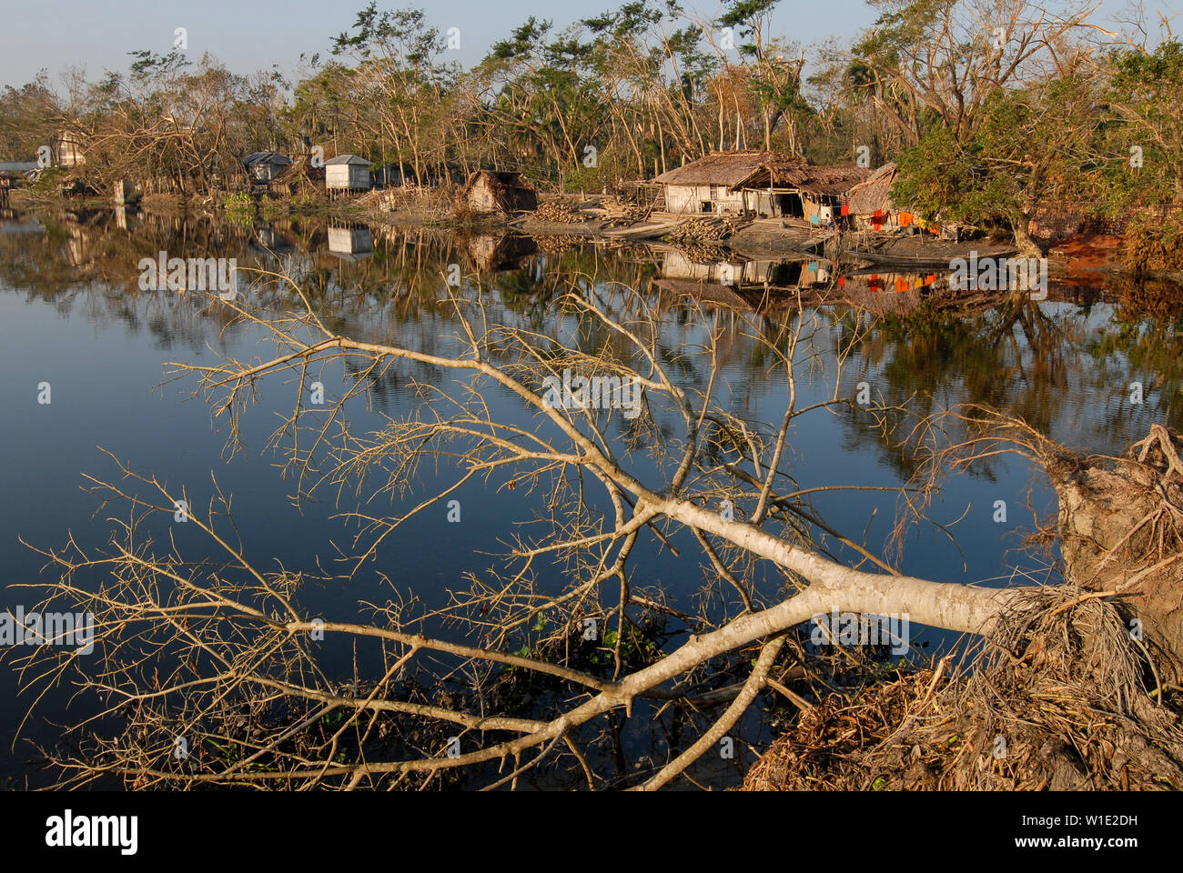 Il Bangladesh, il ciclone Sidr e alta marea distruggono villaggi in Southkhali nel distretto Bagerhat / BANGLADESCH, der Zyklon Wirbelsturm Sidr und eine Sturmflut zerstoeren Doerfer Kuestengebiet im von Southkhali Foto Stock Il Bangladesh, il ciclone Sidr e alta marea distruggono villaggi in Southkhali nel distretto Bagerhat / BANGLADESCH, der Zyklon Wirbelsturm Sidr und eine Sturmflut zerstoeren Doerfer Kuestengebiet im von Southkhali Foto Stock