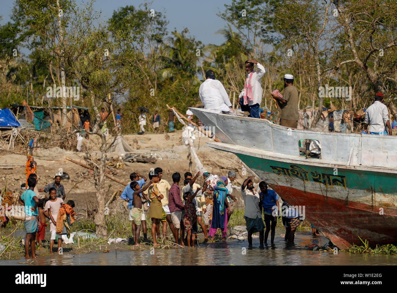 Il Bangladesh, il ciclone Sidr e alta marea distruggono villaggi in Southkhali nel distretto Bagerhat , vittime in attesa di beni / BANGLADESCH, der Zyklon Wirbelsturm Sidr und eine Sturmflut zerstoeren Doerfer Kuestengebiet im von Southkhali Foto Stock