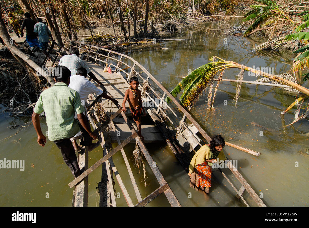 Il Bangladesh, il ciclone Sidr e alta marea distruggono villaggi in Southkhali nel distretto Bagerhat, ponte distrutto nel villaggio / BANGLADESCH, der Zyklon Wirbelsturm Sidr und eine Sturmflut zerstoeren Doerfer Kuestengebiet im von Southkhali Foto Stock