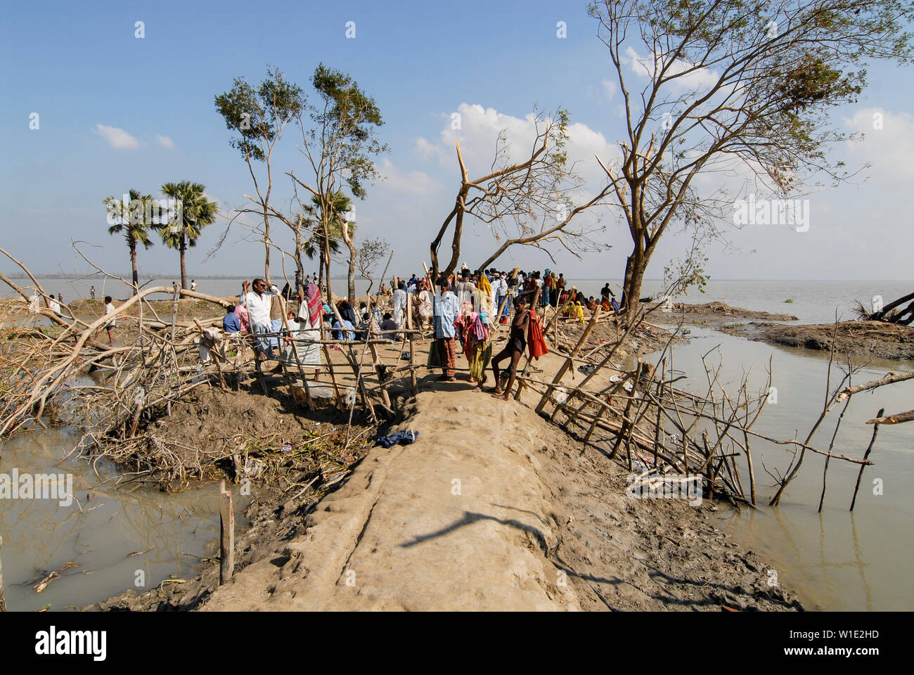 Il Bangladesh, il ciclone Sidr e alta marea distruggono villaggi in Southkhali nel distretto Bagerhat , vittime in attesa di beni / BANGLADESCH, der Zyklon Wirbelsturm Sidr und eine Sturmflut zerstoeren Doerfer Kuestengebiet im von Southkhali Foto Stock