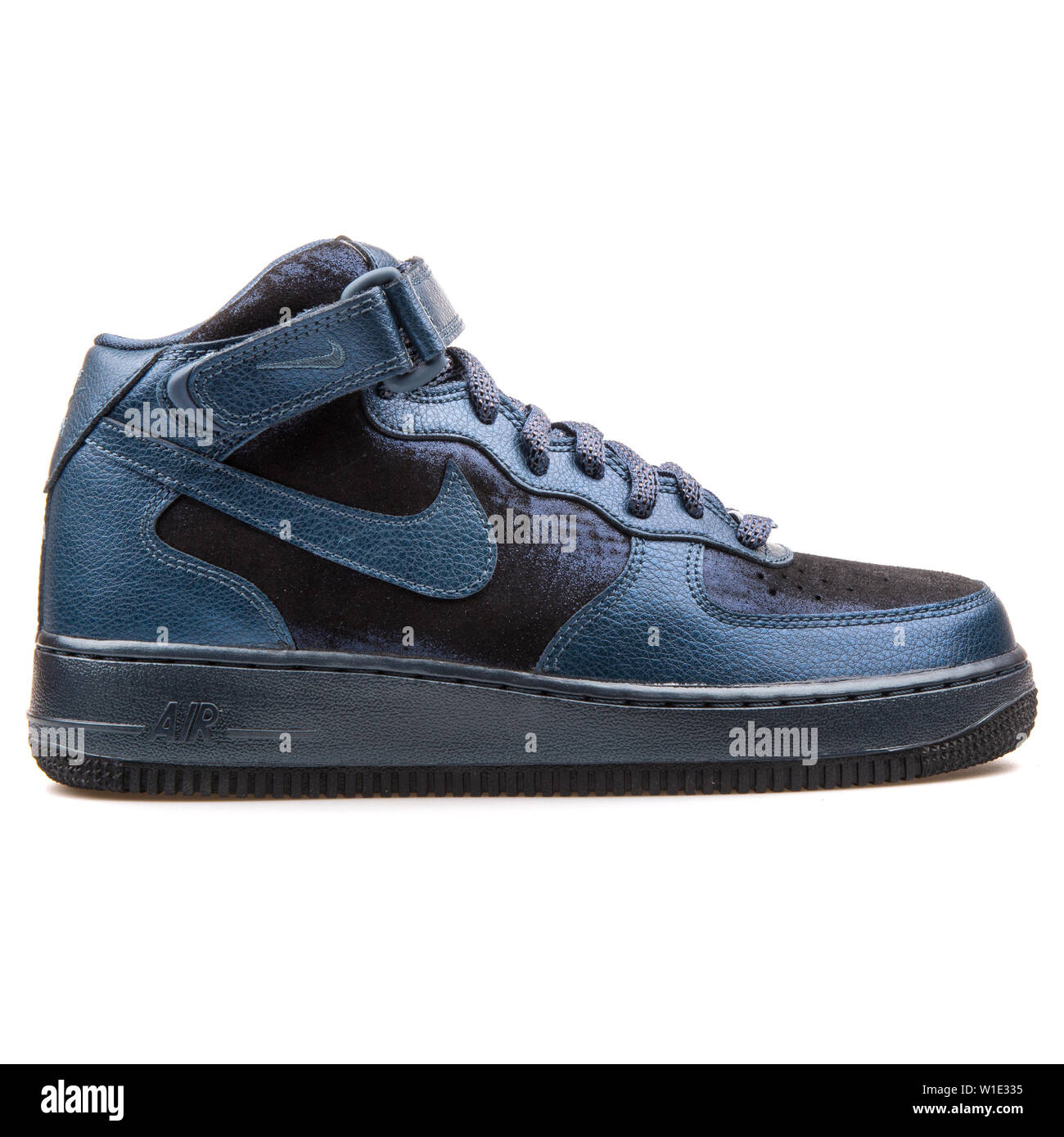 VIENNA Austria 25 agosto 2017 Nike Air Force 1 07 Meta metallico Premium blu navy e antracite sneaker su sfondo bianco Foto stock Alamy