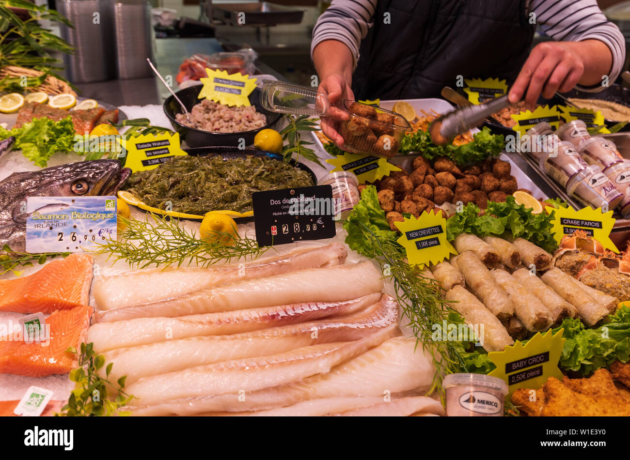 CAP FERRET, Francia: Il mercato coperto è aperto tutti i giorni da giugno a settembre. Bancarelle che offrono una vasta varietà di cibi freschi, pesci e oyster Foto Stock