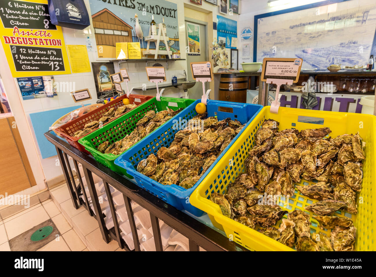 CAP FERRET, Francia: Il mercato coperto è aperto tutti i giorni da giugno a settembre. Bancarelle che offrono una vasta varietà di cibi freschi, pesci e oyster Foto Stock
