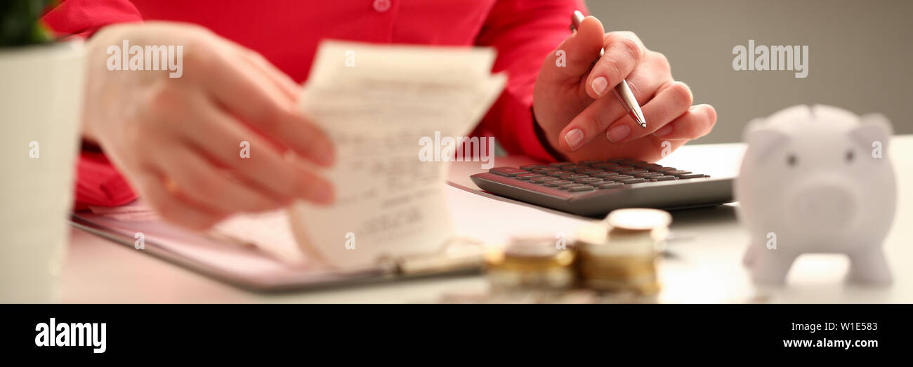 Mano femmina ispettore finanziario premere il tasto Foto Stock