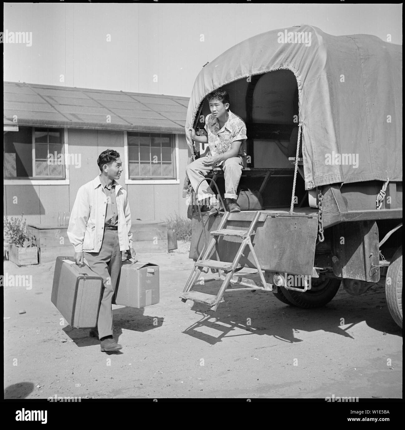 Granada Relocation Center, amache, Colorado. Gli effetti personali di essere caricato nei camion e trainati . . .; Portata e contenuto: tutta la didascalia per questa fotografia si legge: Granada Relocation Center, amache, Colorado. Oggetti personali essendo caricati in camion e trasportata alla stazione dove saranno spediti al vecchio o nuovo case del centro residenti. Un totale di quasi 15.000 sfollati sono stati messi a conoscenza del progetto di Granada, amache, Colorado, dal mese di agosto 27, 1942, quando il primo gruppo è arrivato dal gruppo di Merced Centro per preparare il campo per quelli a seguire. La Relocation Center, Foto Stock