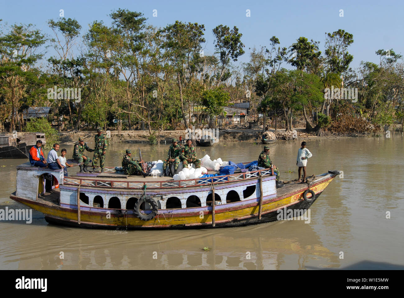 Il Bangladesh, il ciclone Sidr e alta marea distruggono villaggi in Southkhali nel distretto Bagerhat , Esercito distribuisce beni di emergenza in barca / BANGLADESCH, der Zyklon Wirbelsturm Sidr und eine Sturmflut zerstoeren Doerfer Kuestengebiet im von Southkhali, Armee verteilt Hilsgueter per avvio Foto Stock