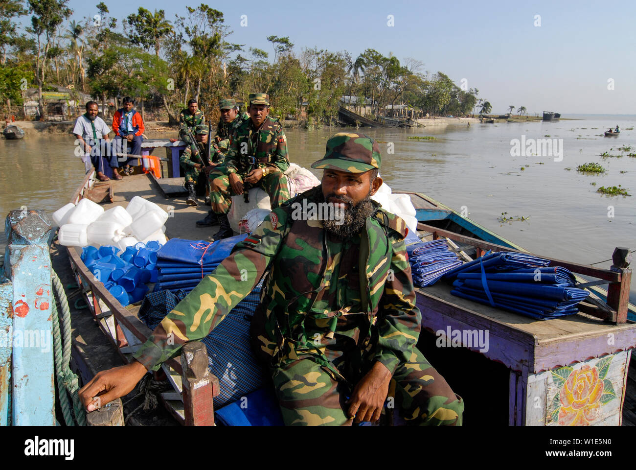 Il Bangladesh, il ciclone Sidr e alta marea distruggono villaggi in Southkhali nel distretto Bagerhat , Esercito distribuisce beni di emergenza in barca / BANGLADESCH, der Zyklon Wirbelsturm Sidr und eine Sturmflut zerstoeren Doerfer Kuestengebiet im von Southkhali, Armee verteilt Hilsgueter per avvio Foto Stock