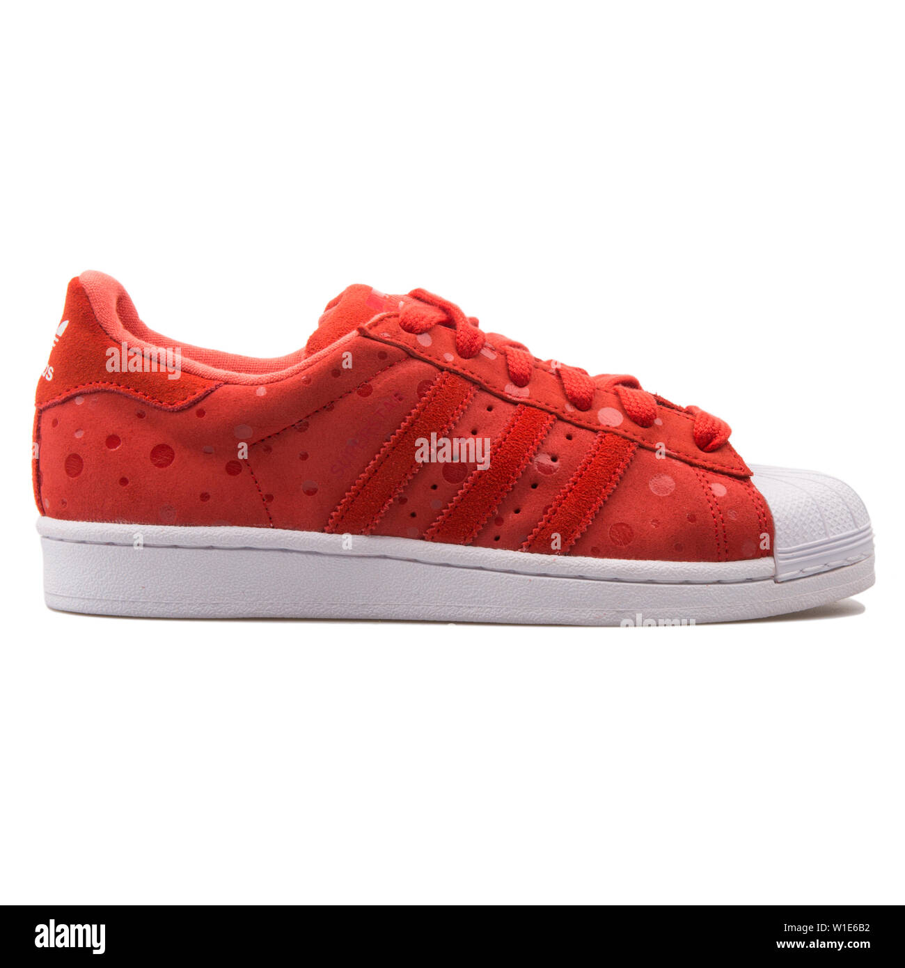 VIENNA, Austria - 25 agosto 2017: Adidas Superstar rosso pomodoro sneaker  su sfondo bianco Foto stock - Alamy