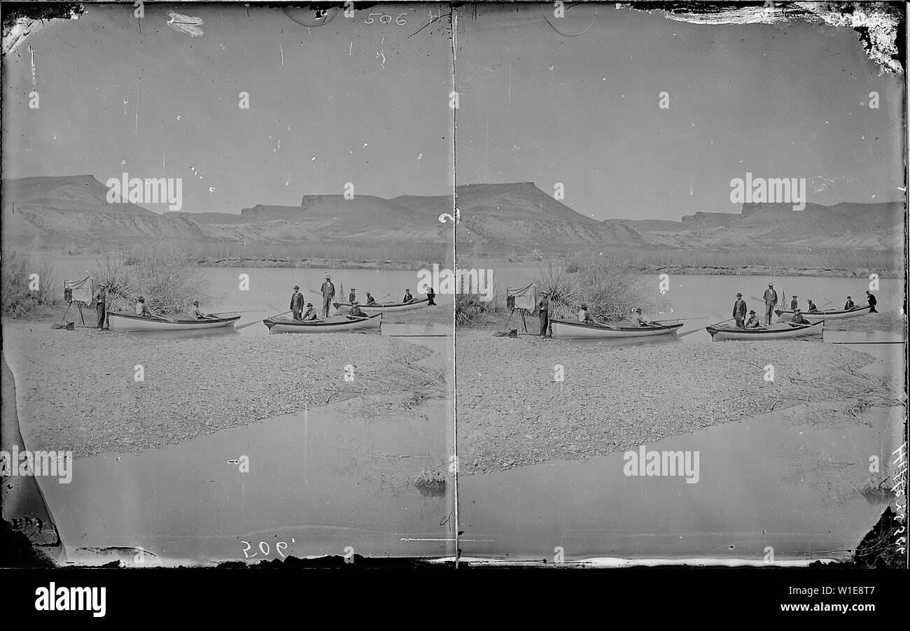 Green River. Appena sotto U.P. Ponte ferroviario a Green River, Wyoming. Left Bank con barche di Powell di seconda spedizione, prima dell'inizio, 1871 - 1878, campo di applicazione e il contenuto: Green River. Appena sotto U.P. Ponte ferroviario a Green River, Wyoming. Left Bank con barche di Powell di seconda spedizione, prima dell'inizio. Foto di Beaman, 1871. Gli uomini sono L. per R.: Beaman, Hattan, Clem Powell, Jones, Hillers, Major Powell, Dellenbaugh, prof. Thompson, Steward, Vescovo, Richardson. Il Beaman scatola scura aperta. Le imbarcazioni sono: Canonita, Emma Dean e Nellie Powell. Questa foto mostra i maggiori Powell ruotata in modo che il suo braccio destro Foto Stock