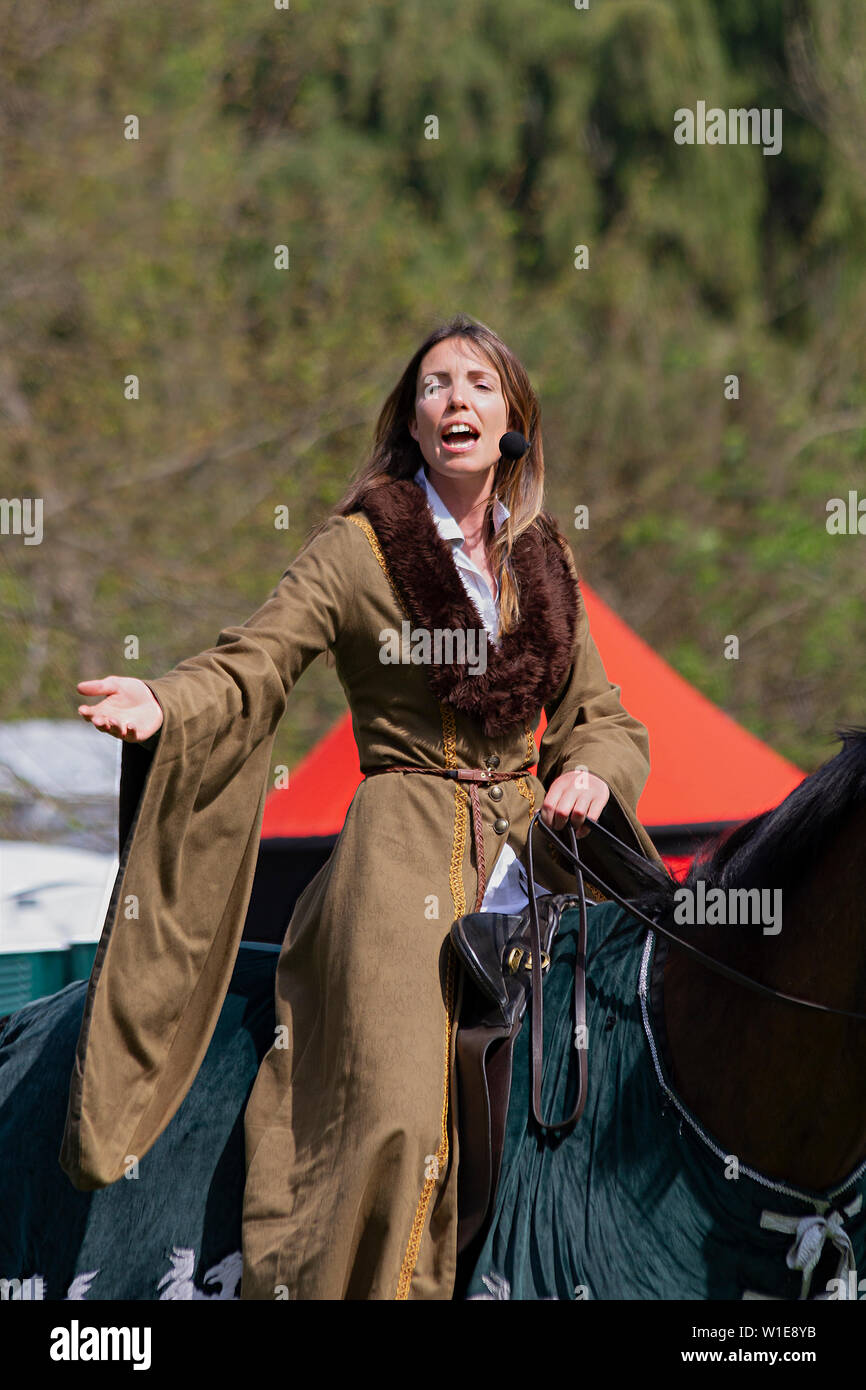 La donna a cavallo in costume medievale annunciando una giostra la concorrenza Foto Stock