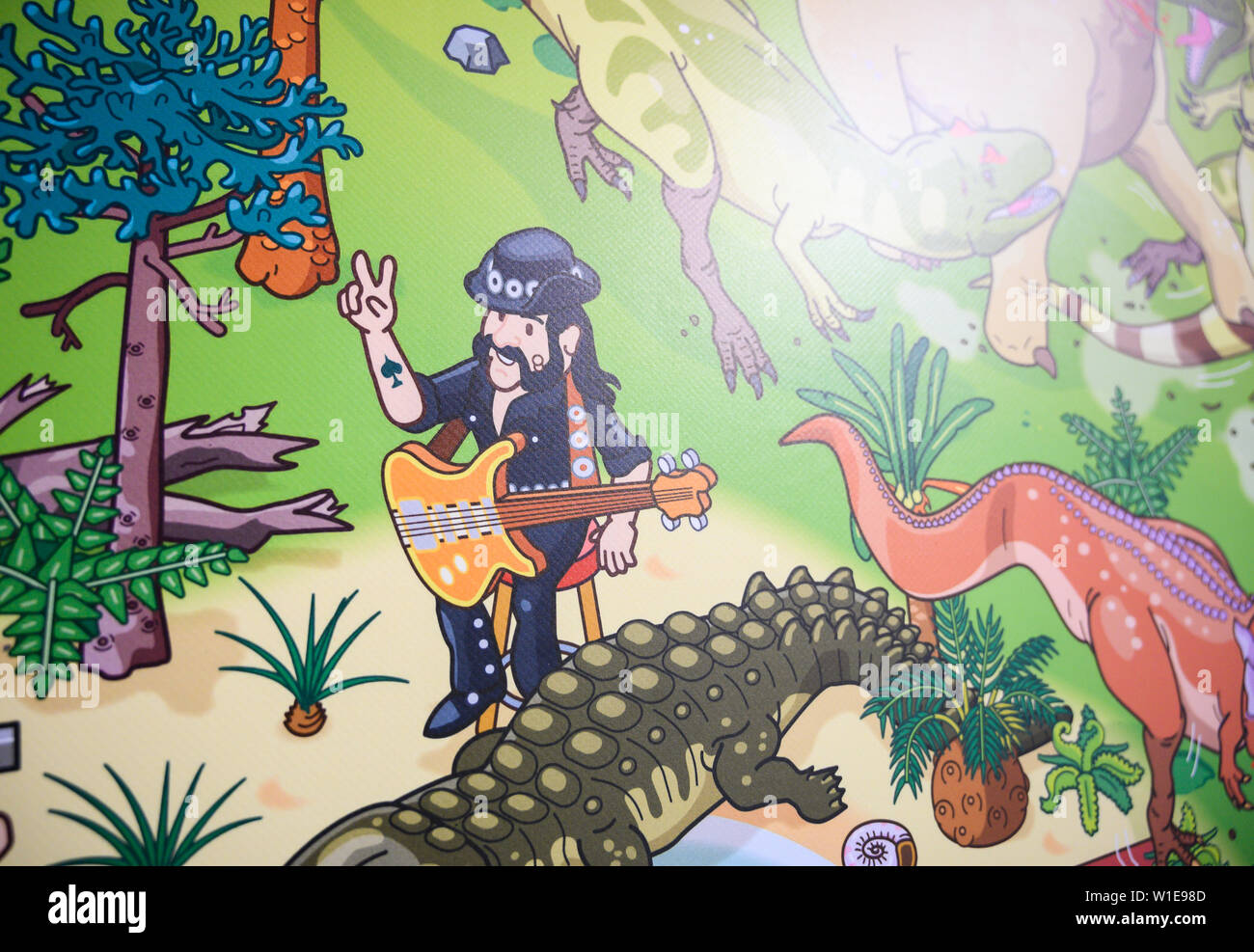 Rehburg Loccum, Germania. 02Luglio, 2019. Su un poster in mostra è un fumetto disegno dal musicista Lemmy Kilmister. Sotto il titolo mostra "Big 5", Dinopark Münchehagen presenta cinque spettacolare dinosauro predatori reperti provenienti da Germania, Portogallo e Inghilterra. Credito: Christophe Gateau/dpa/Alamy Live News Foto Stock