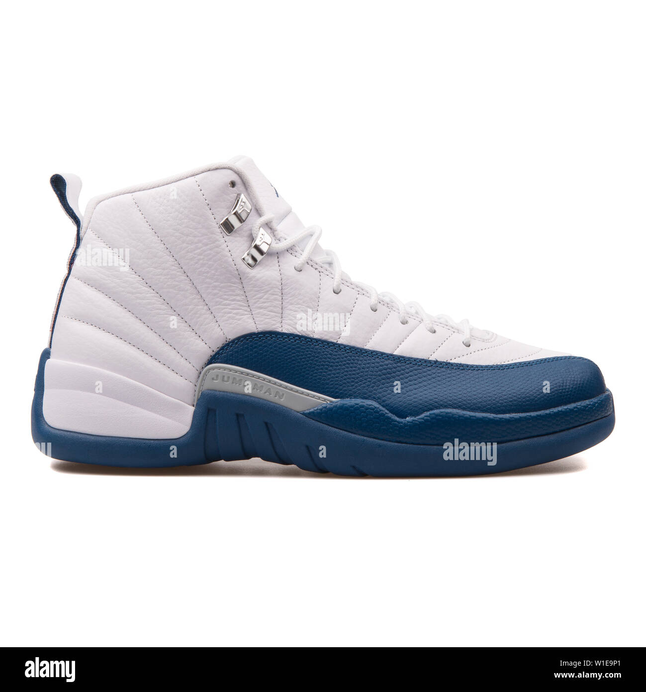 Blue High Top Nike Sneakers Immagini e Fotos Stock - Alamy