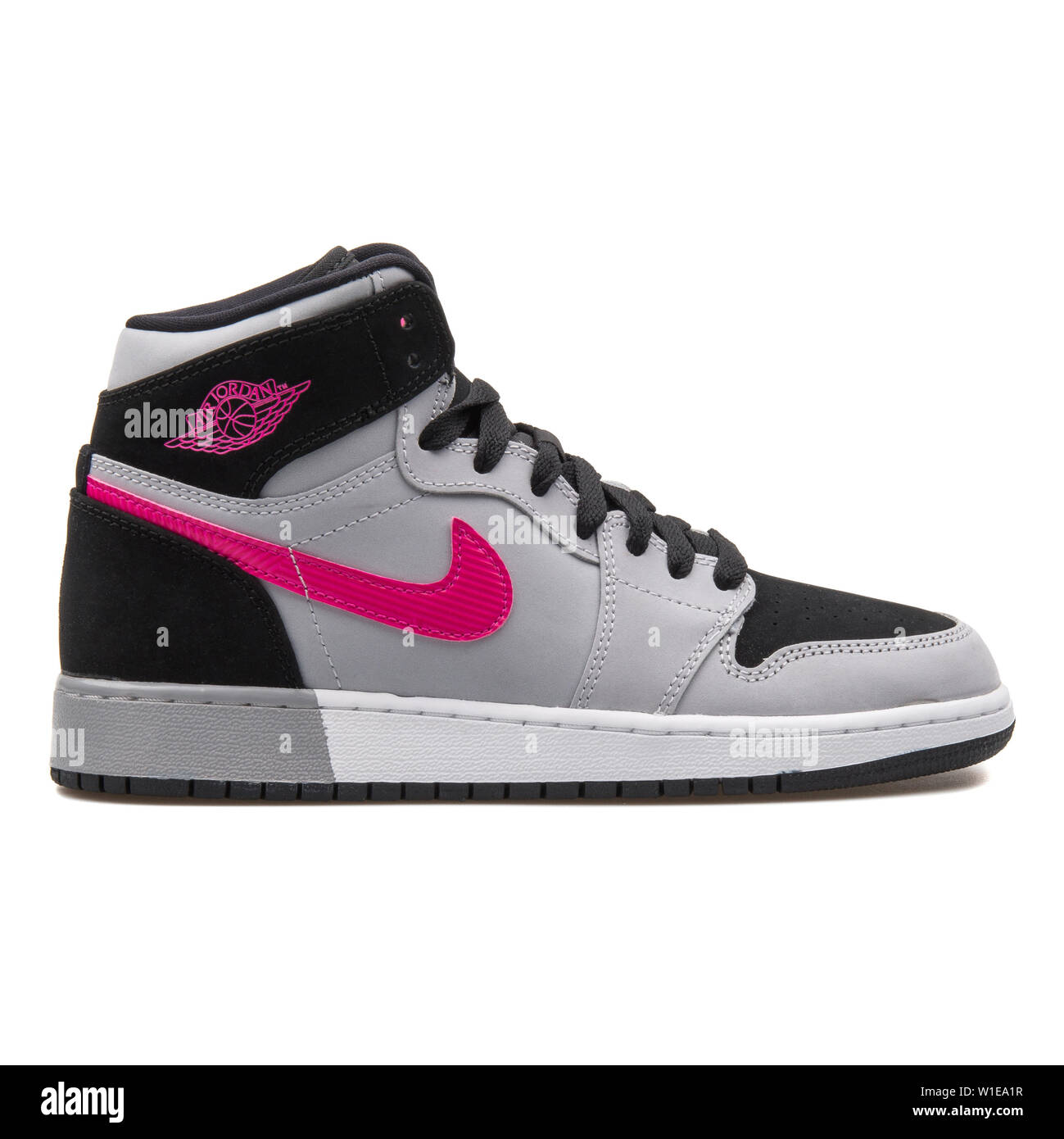 VIENNA, Austria - 7 agosto 2017: Nike Air Jordan 1 retro ad alta GG grigio,  nero e rosa sneaker su sfondo bianco Foto stock - Alamy