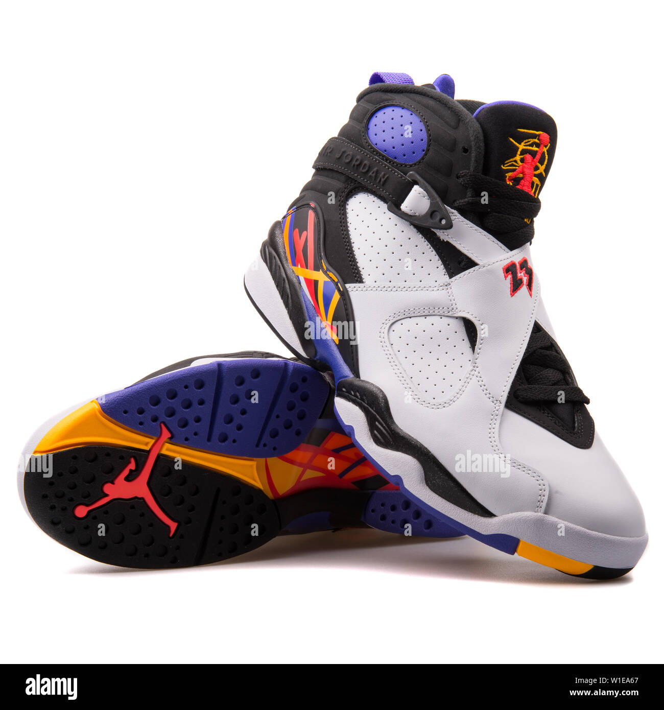 VIENNA, Austria - 14 giugno 2017: Nike Air Jordan 8 Retro bianco, nero e  viola sneaker isolati su sfondo bianco Foto stock - Alamy