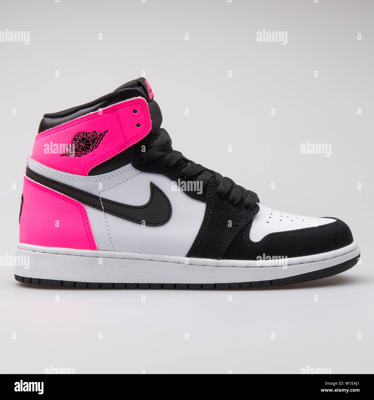 VIENNA, Austria - 14 giugno 2017: Nike Air Jordan 1 retro ad alta OG GG  bianco, rosa e nero sneaker isolato su sfondo grigio Foto stock - Alamy