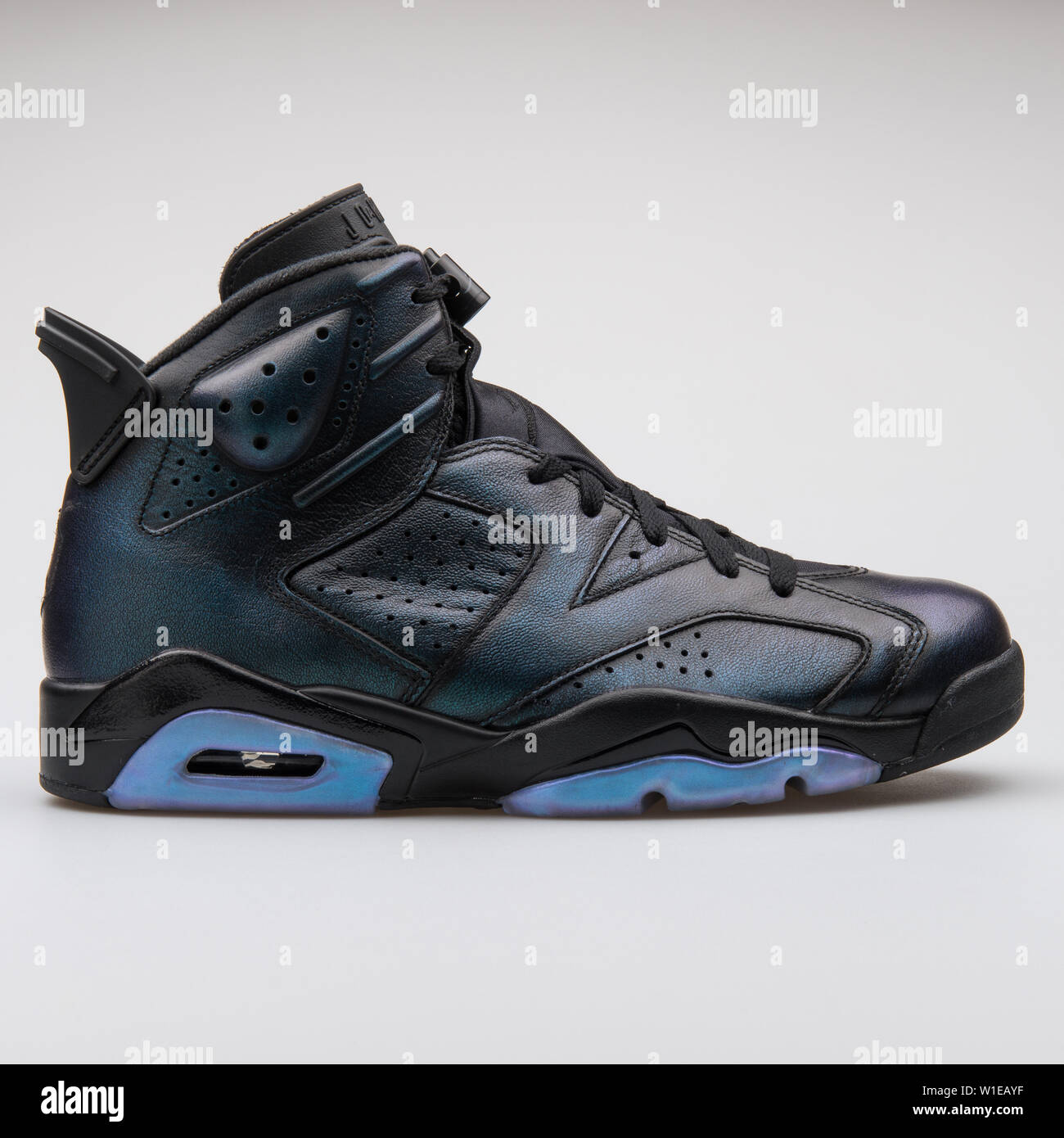 VIENNA, Austria - 14 giugno 2017: Nike Air Jordan 6 Retro come nero sneaker isolato su sfondo grigio Foto Stock