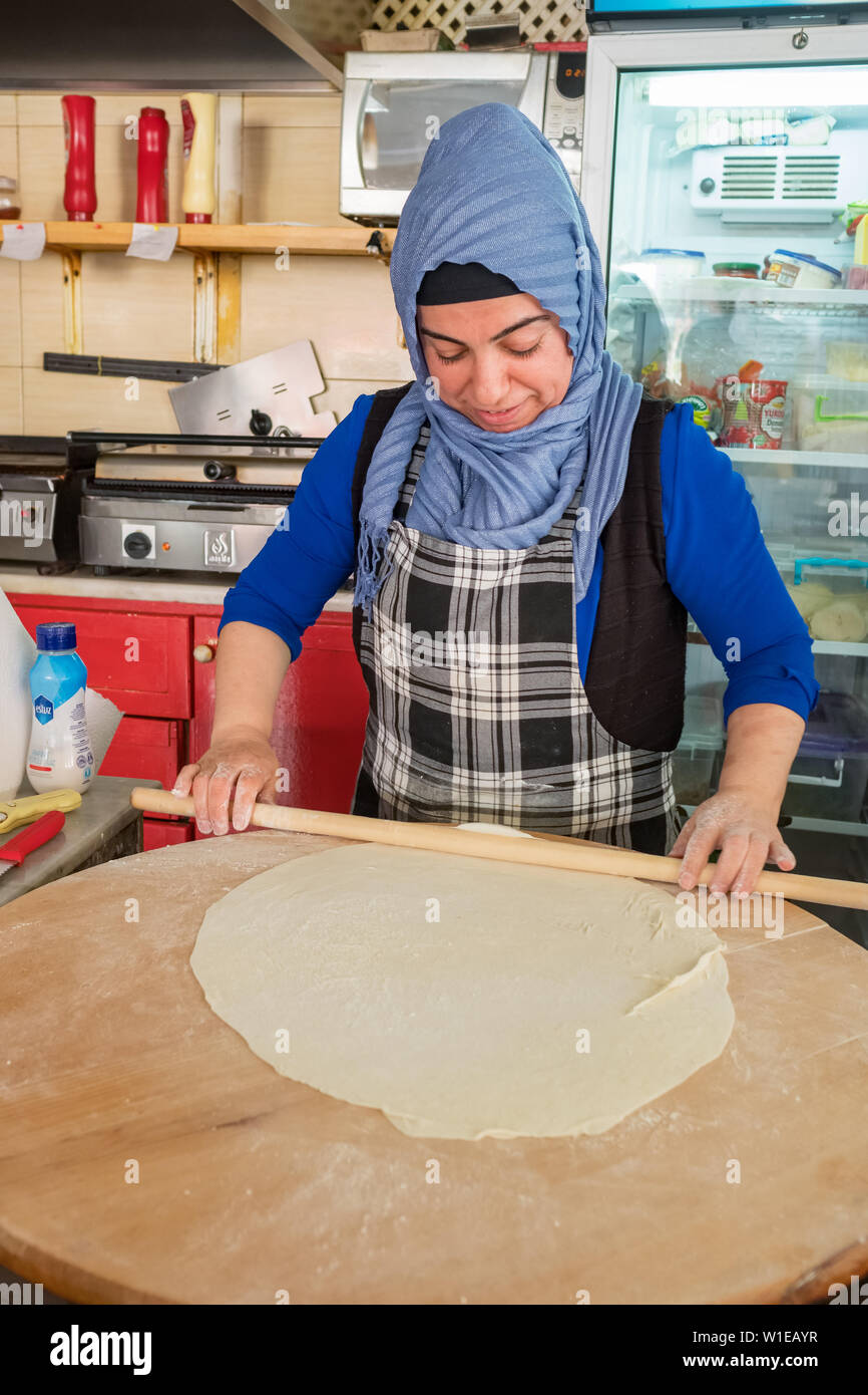 La donna non identificato cucina turca tradizionale pancake Gozleme in outdoor cafe in Turchia Foto Stock