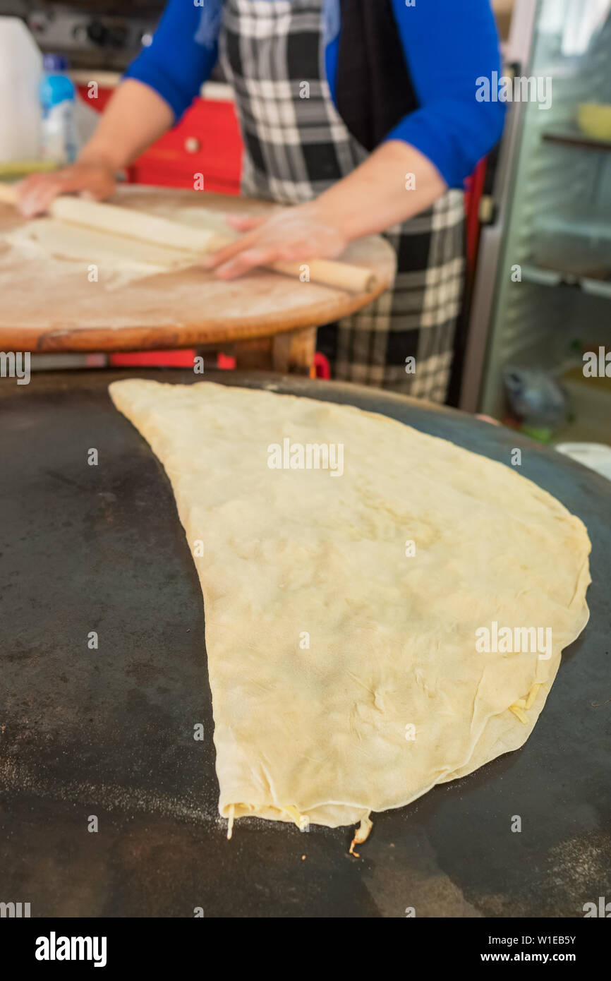 La donna non identificato cucina turca tradizionale pancake Gozleme in outdoor cafe in Turchia Foto Stock