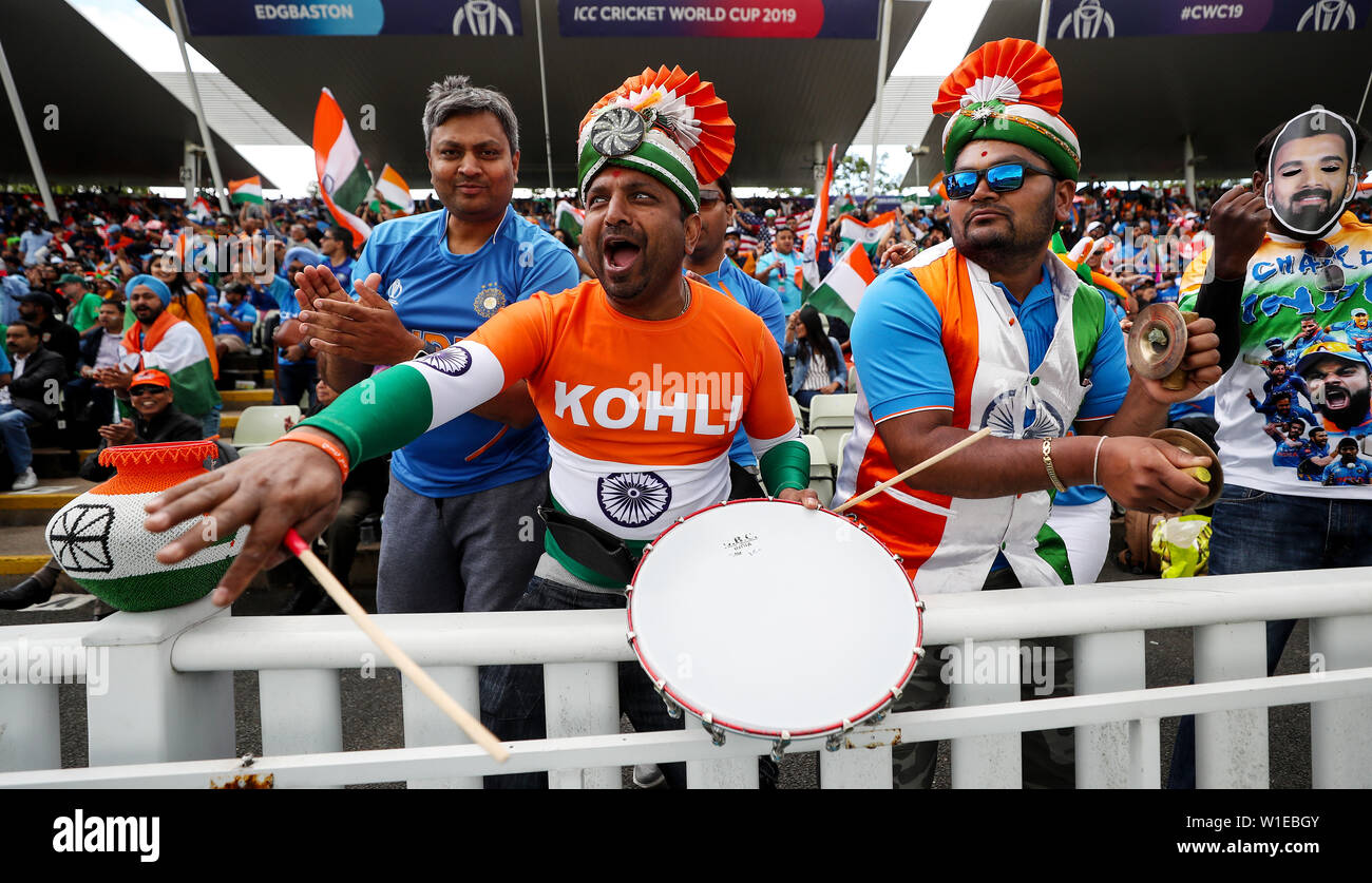 India tifosi festeggiare un confine durante l'ICC Cricket World Cup group stage corrispondono a Edgbaston, Birmingham. Foto Stock