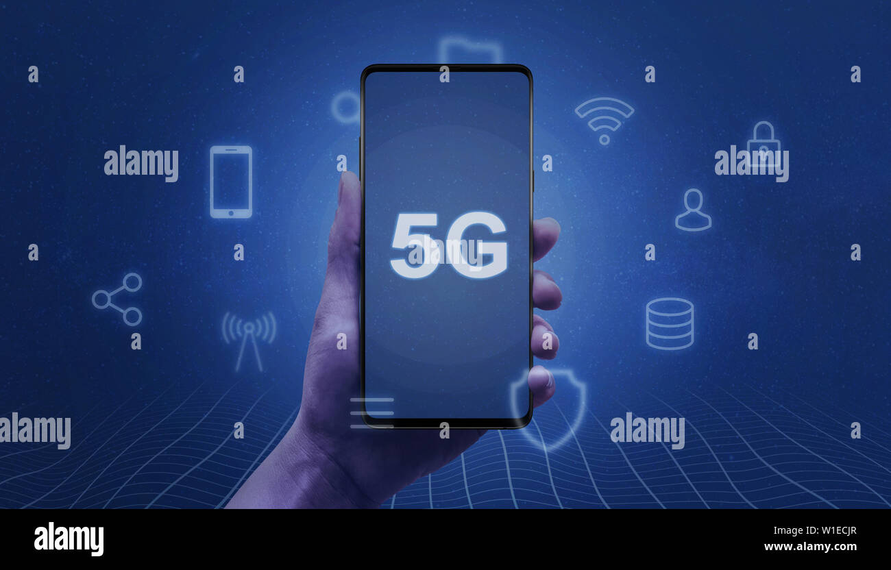 Moderne smart phone con 5G il testo sullo schermo in mano donna circondata da icone di servizio. Rete mobile concetto. Foto Stock