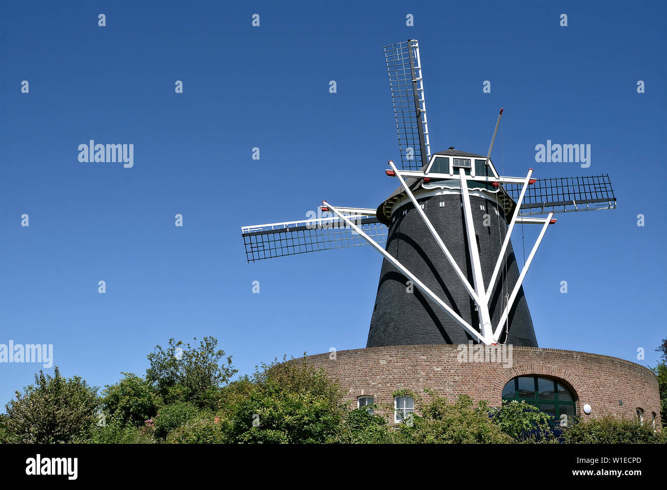 Op de Vrouweheide, un mulino a vento sulla Vrouwenheide a sud di Ubachsberg, Voerendaal, nella provincia olandese di Limburgo. Foto Stock