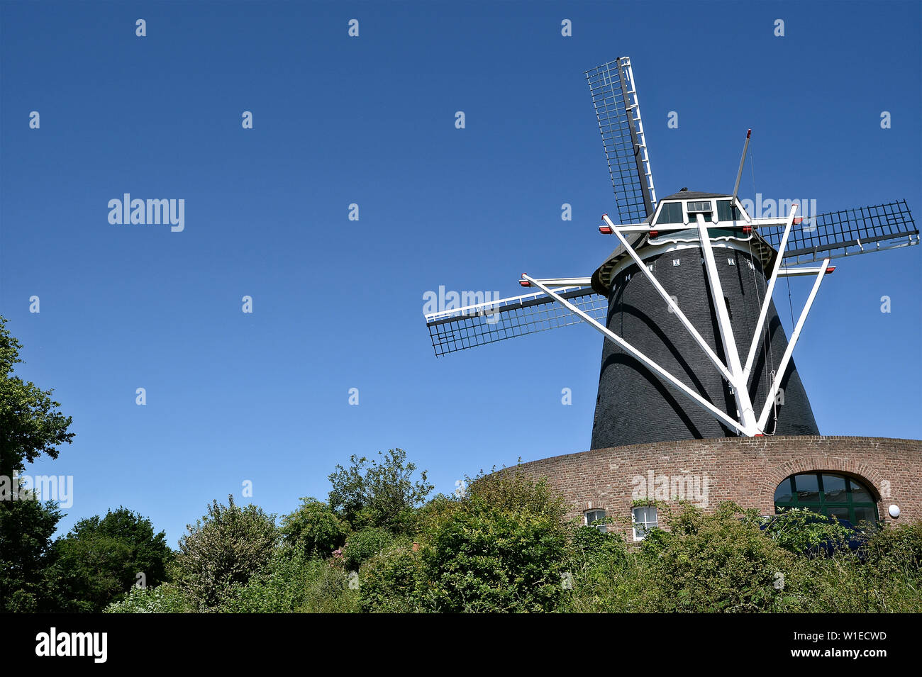 Op de Vrouweheide, un mulino a vento sulla Vrouwenheide a sud di Ubachsberg, Voerendaal, nella provincia olandese di Limburgo. Foto Stock