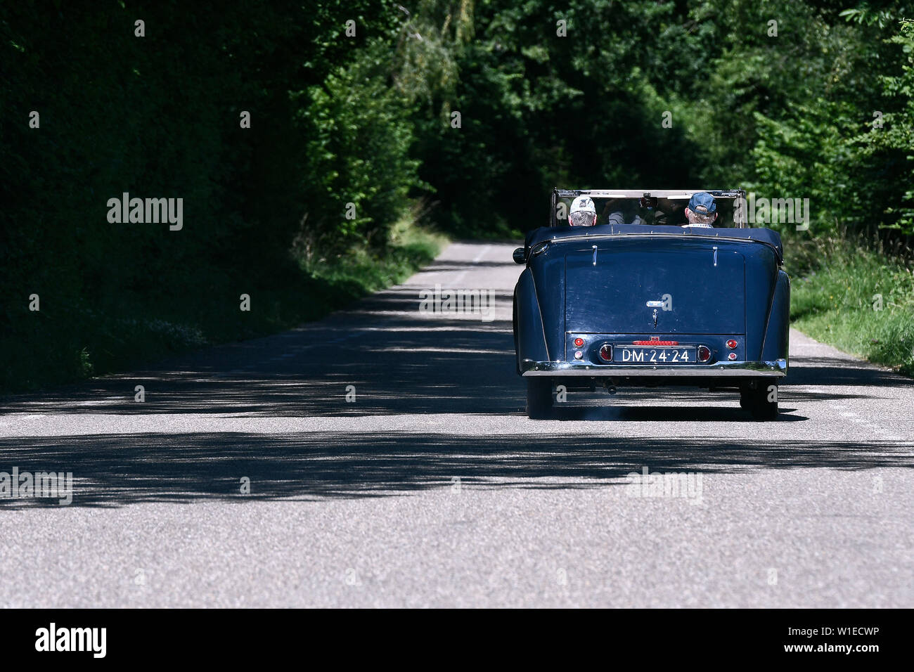 Vintage auto su una strada della provincia olandese di Limburgo. Foto Stock