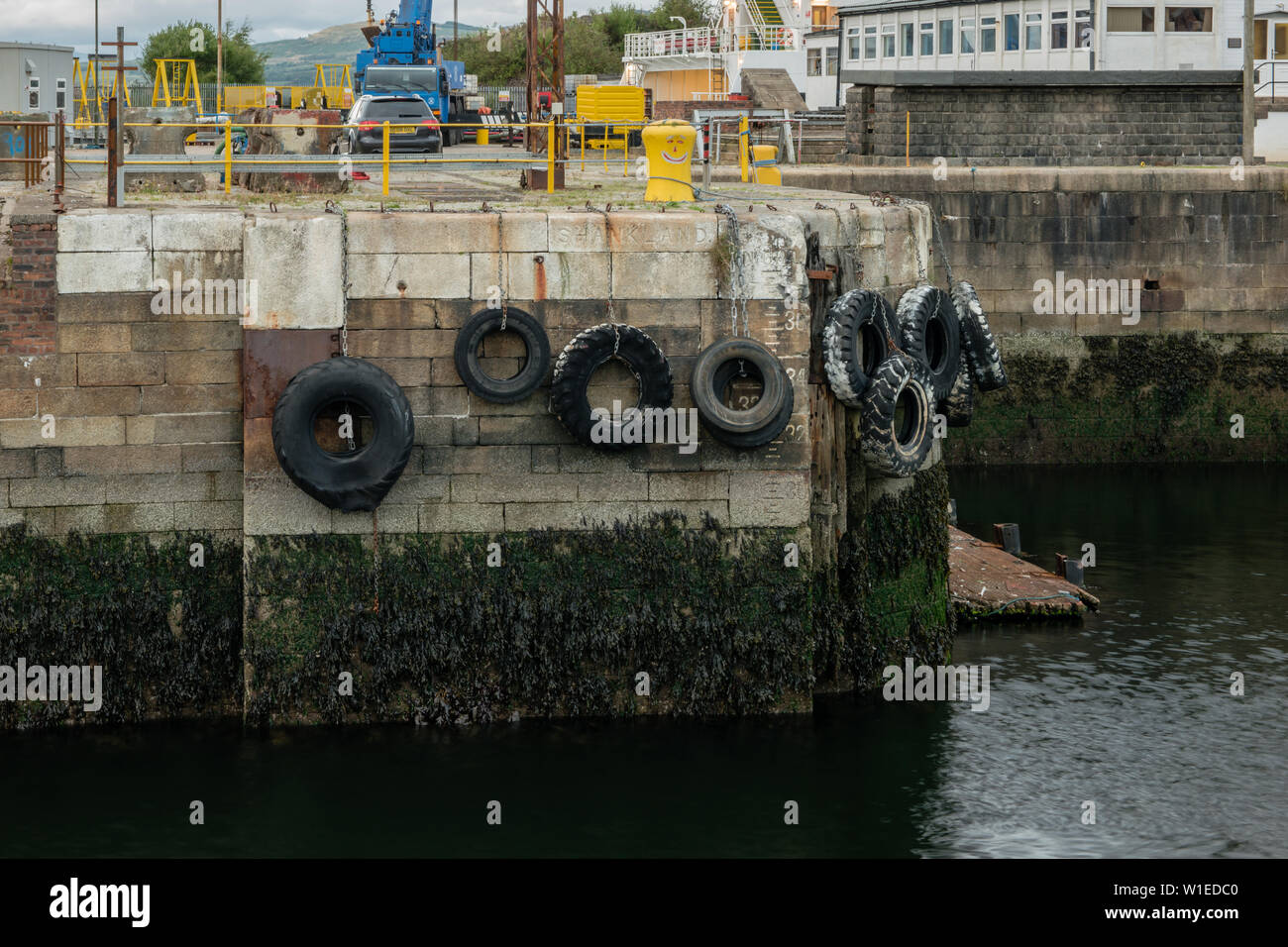 Un dock marine con pneumatici in gomma come guardie, Paraurti e parafanghi - James Watt Dock Marina, Regno Unito Foto Stock