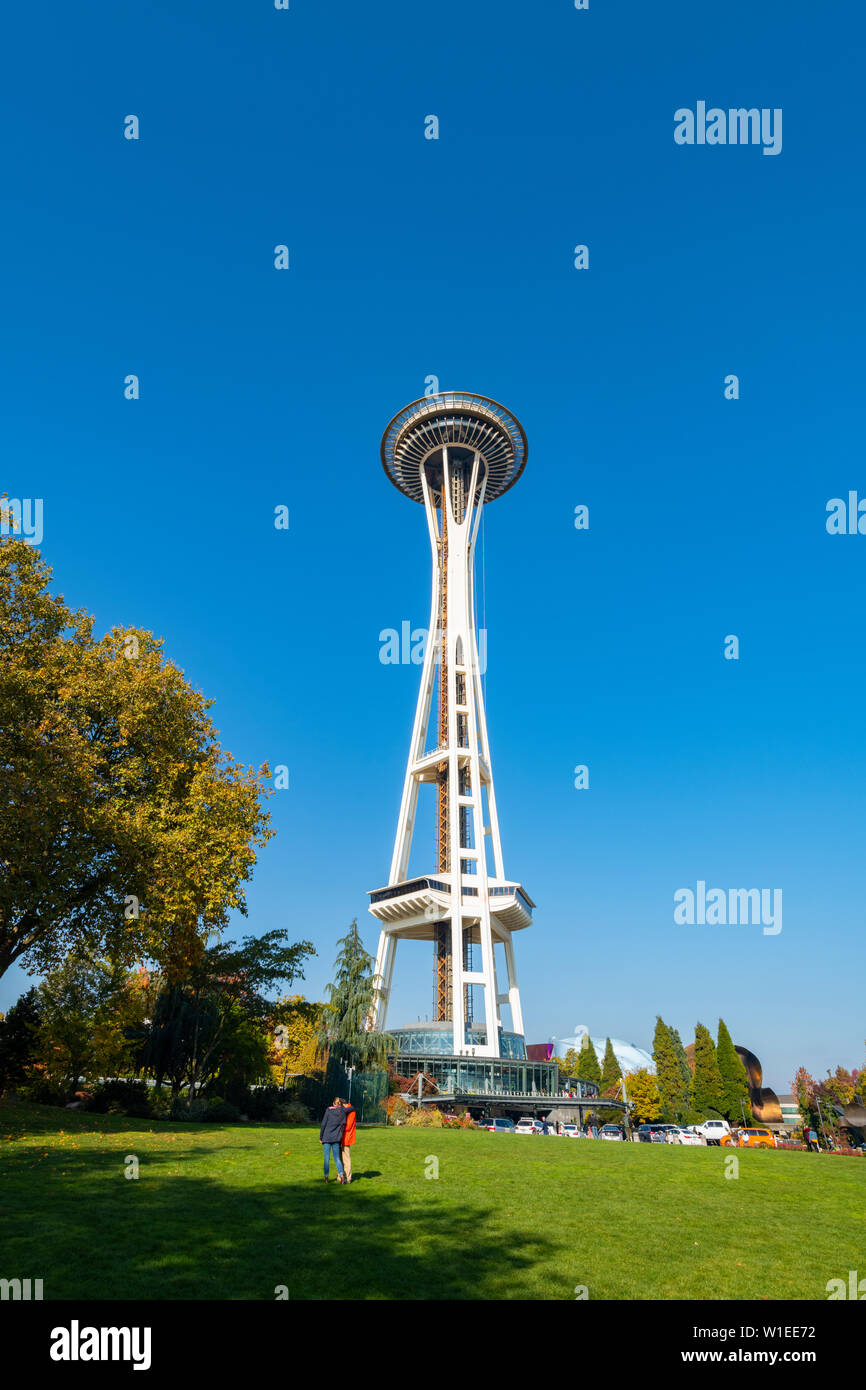 Lo Space Needle e il Seattle, nello Stato di Washington, Stati Uniti d'America, America del Nord Foto Stock