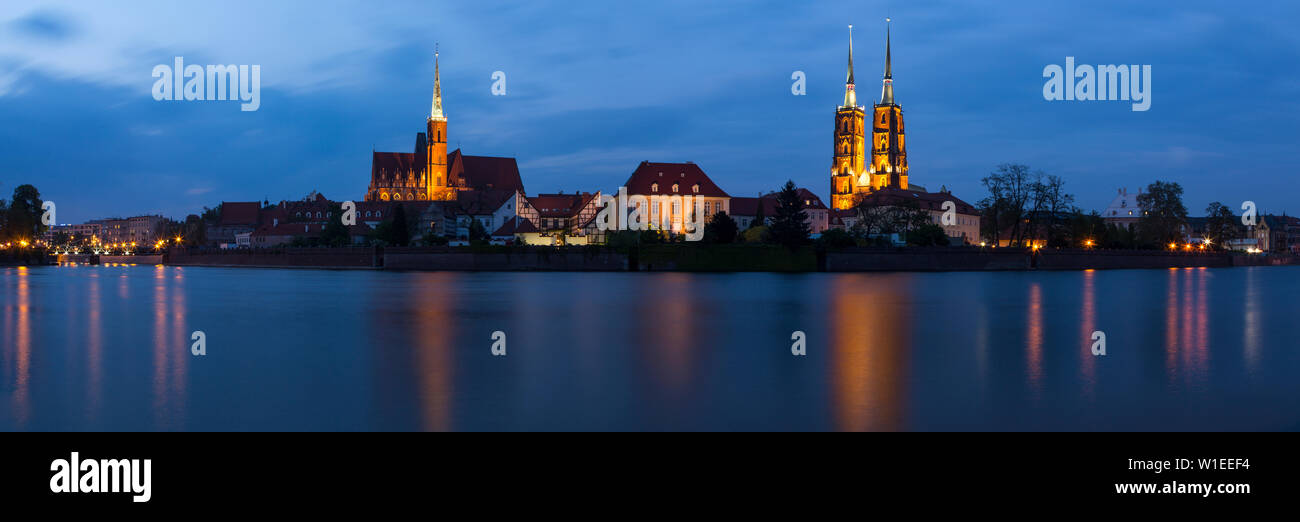 La fotografia notturna di due immagini in una foto: panorama di una chiesa e cattedrale compresi i riflessi nel fiume Odra, Wroclaw, Polonia Foto Stock