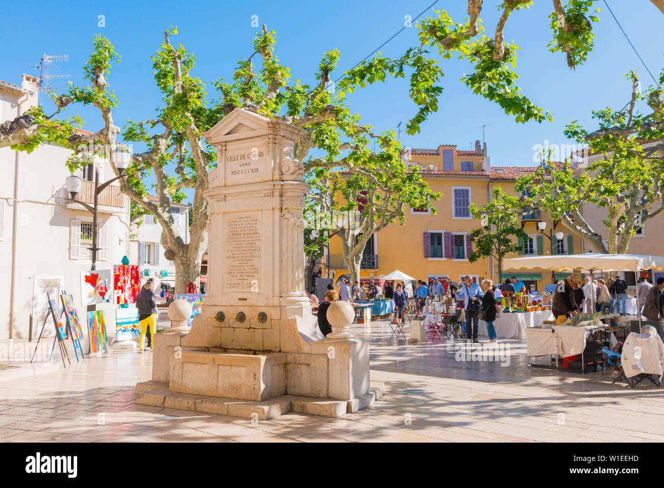 Mercato Mattutino nel porto di Cassis, Cassis, Bouches du Rhone, Provenza, Provence-Alpes-Côte d'Azur, in Francia, in Europa Foto Stock