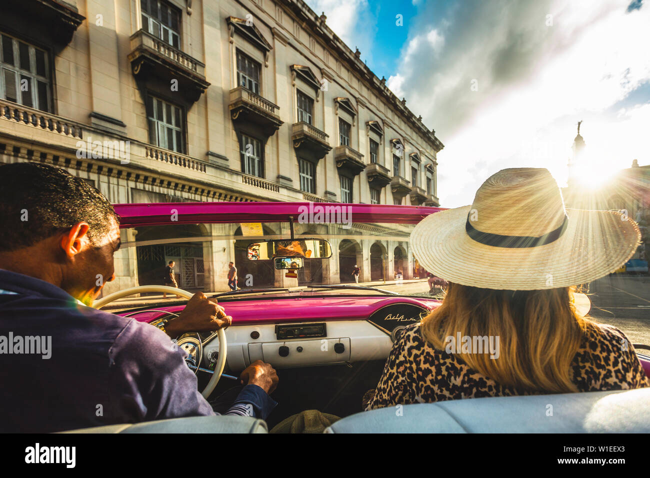 Tourist godendo classic car ride al tramonto a La Habana (l'Avana, Cuba, West Indies, dei Caraibi e America centrale Foto Stock