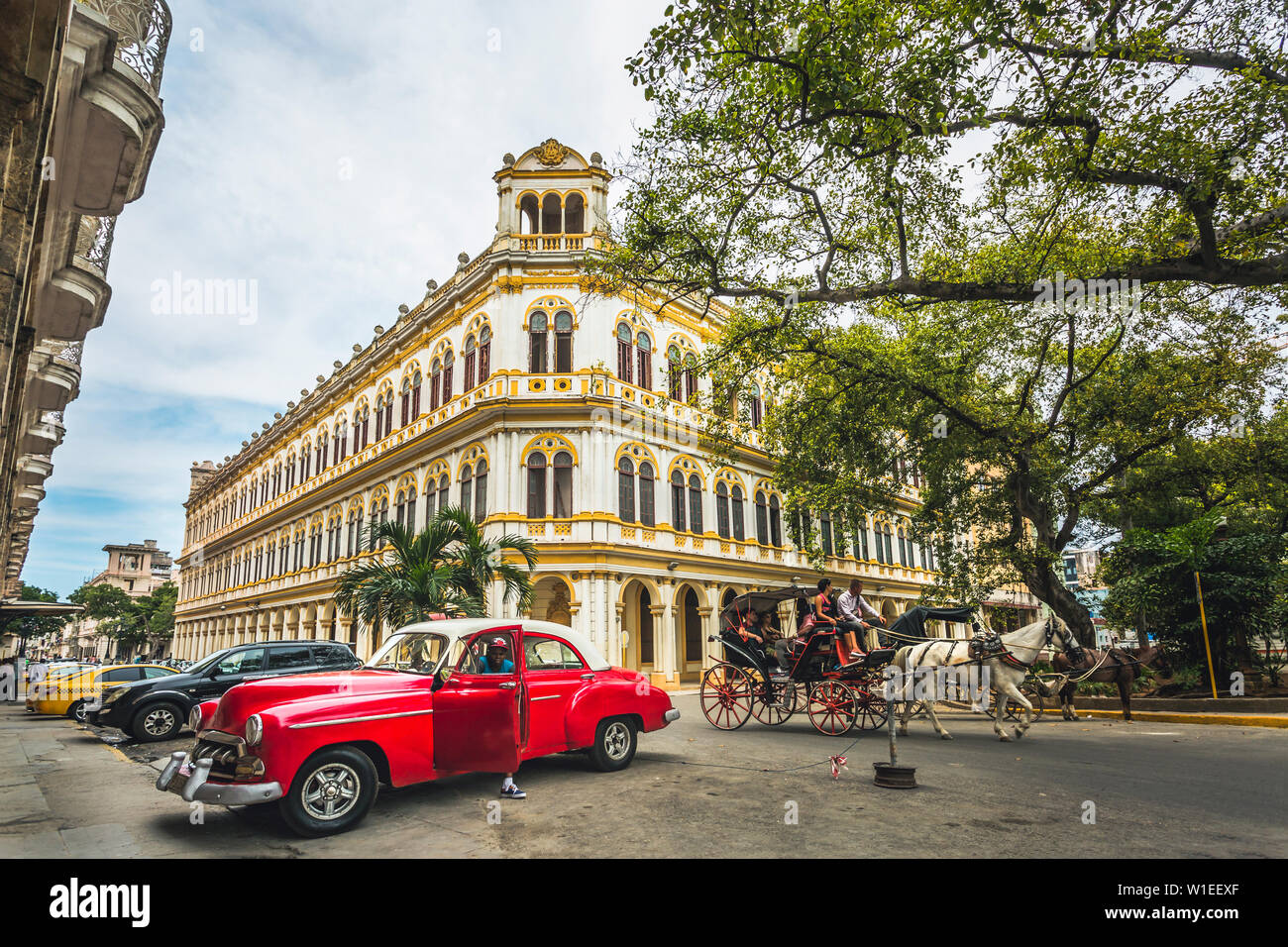 Vintage taxi auto parcheggiate accanto alla Escuela National de Ballet a La Habana (l'Avana, Cuba, West Indies, dei Caraibi e America centrale Foto Stock