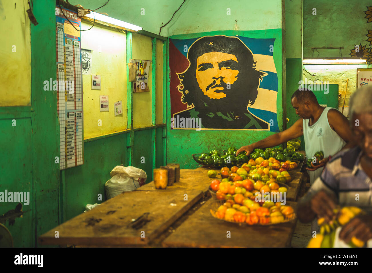 Un mercato locale con il murale di La Habana (l'Avana, Cuba, West Indies, dei Caraibi e America centrale Foto Stock