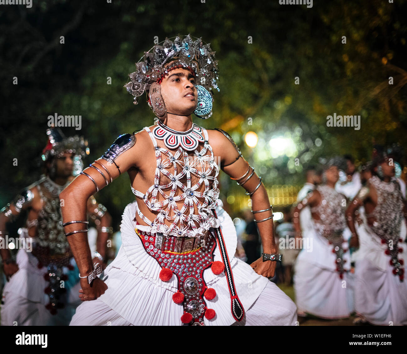 Duruthu Perahera Luna Piena celebrazioni a Kelaniya Raja Maha Vihara tempio buddista, Colombo, provincia occidentale, Sri Lanka, Asia Foto Stock