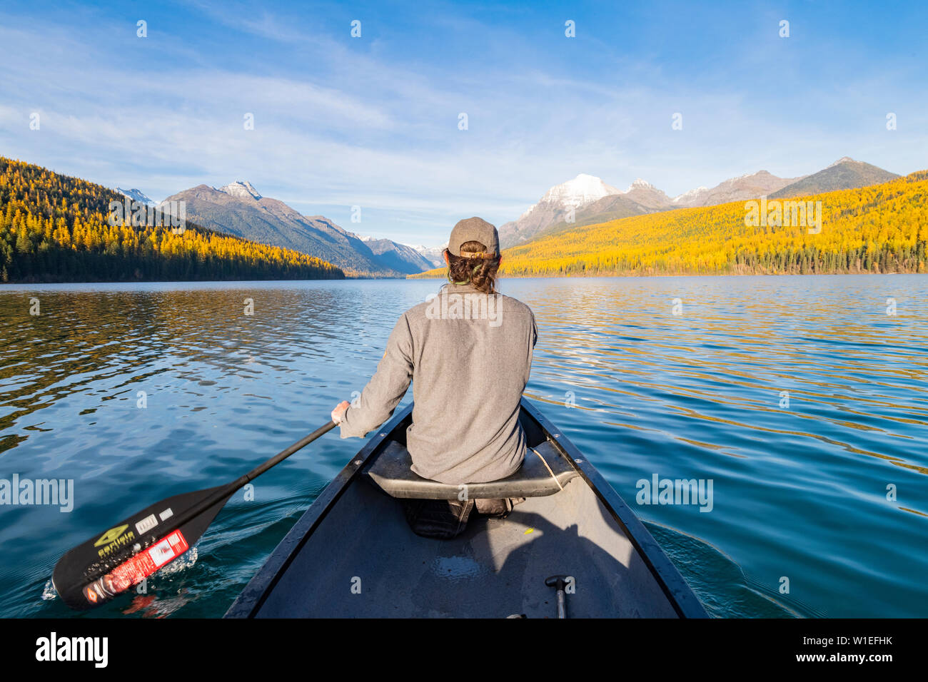 Canoa attraverso Bowman Lake, il Parco Nazionale di Glacier, Montana, Stati Uniti d'America, America del Nord Foto Stock