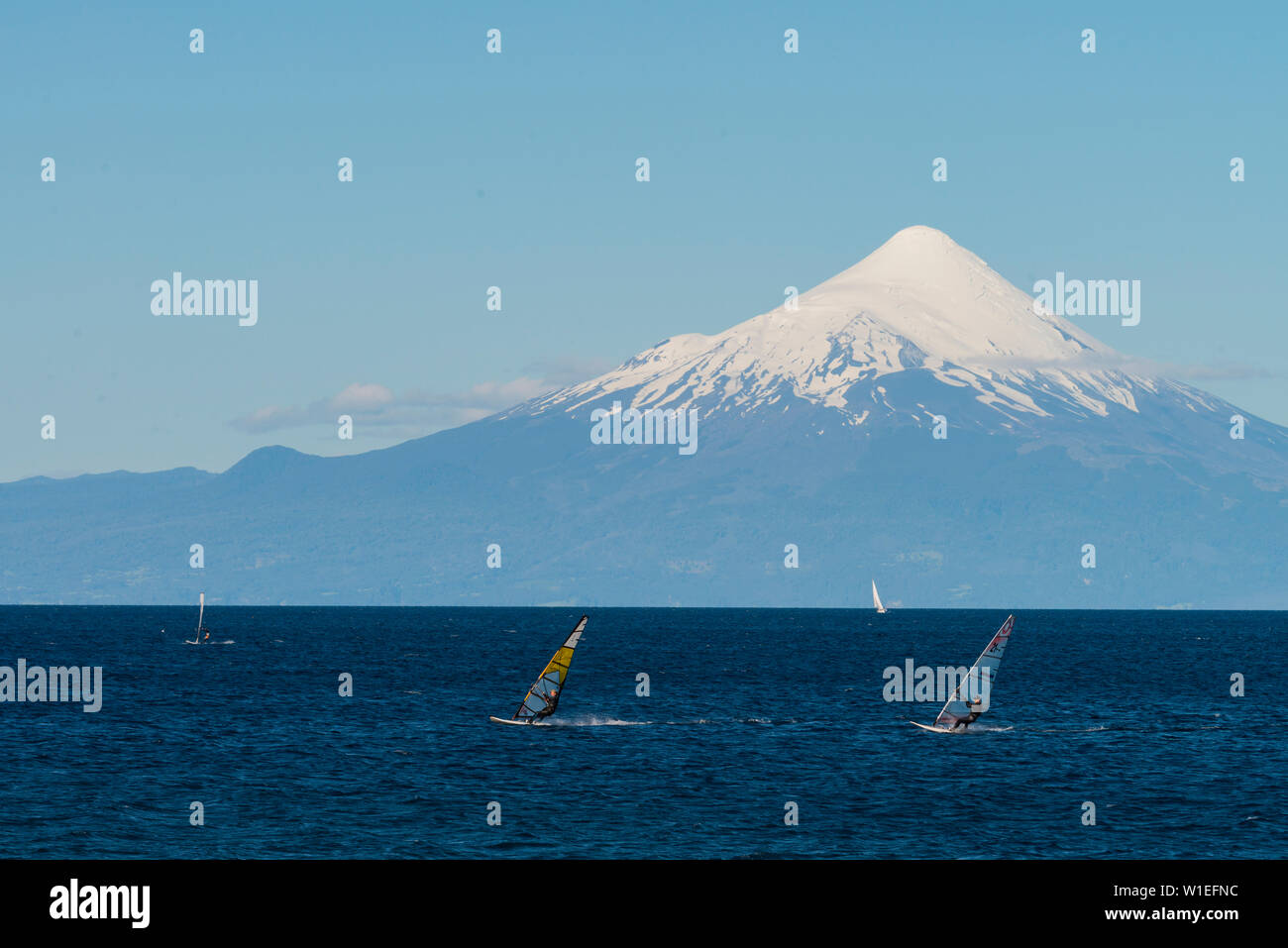Llanquihue e Volcan Osorno, Puerto Varas, cileno Lake District, Los Lagos, Cile, Sud America Foto Stock
