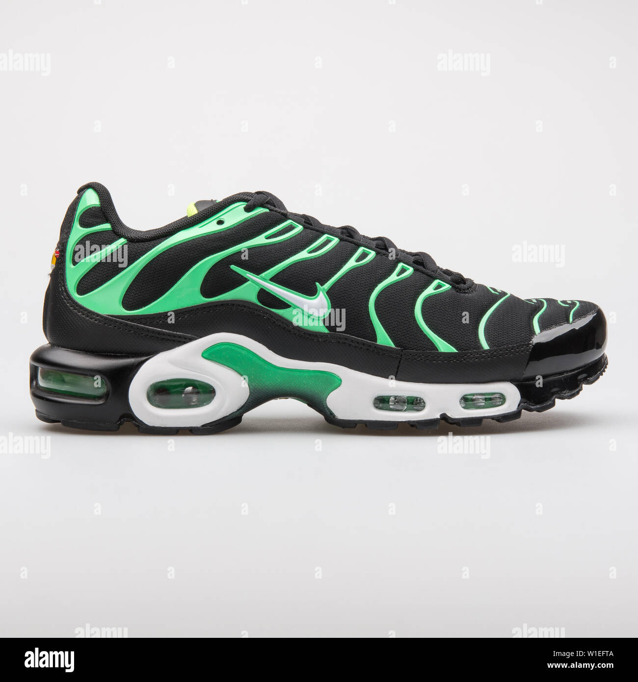 VIENNA, Austria - 7 agosto 2017: Nike Air Max Plus nero e verde sneaker su sfondo bianco. Foto Stock