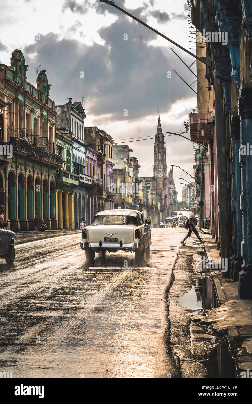 Tipica strada a La Habana e Cattedrale di distanza sotto la pioggia, l'Avana, Cuba, West Indies, dei Caraibi e America centrale Foto Stock