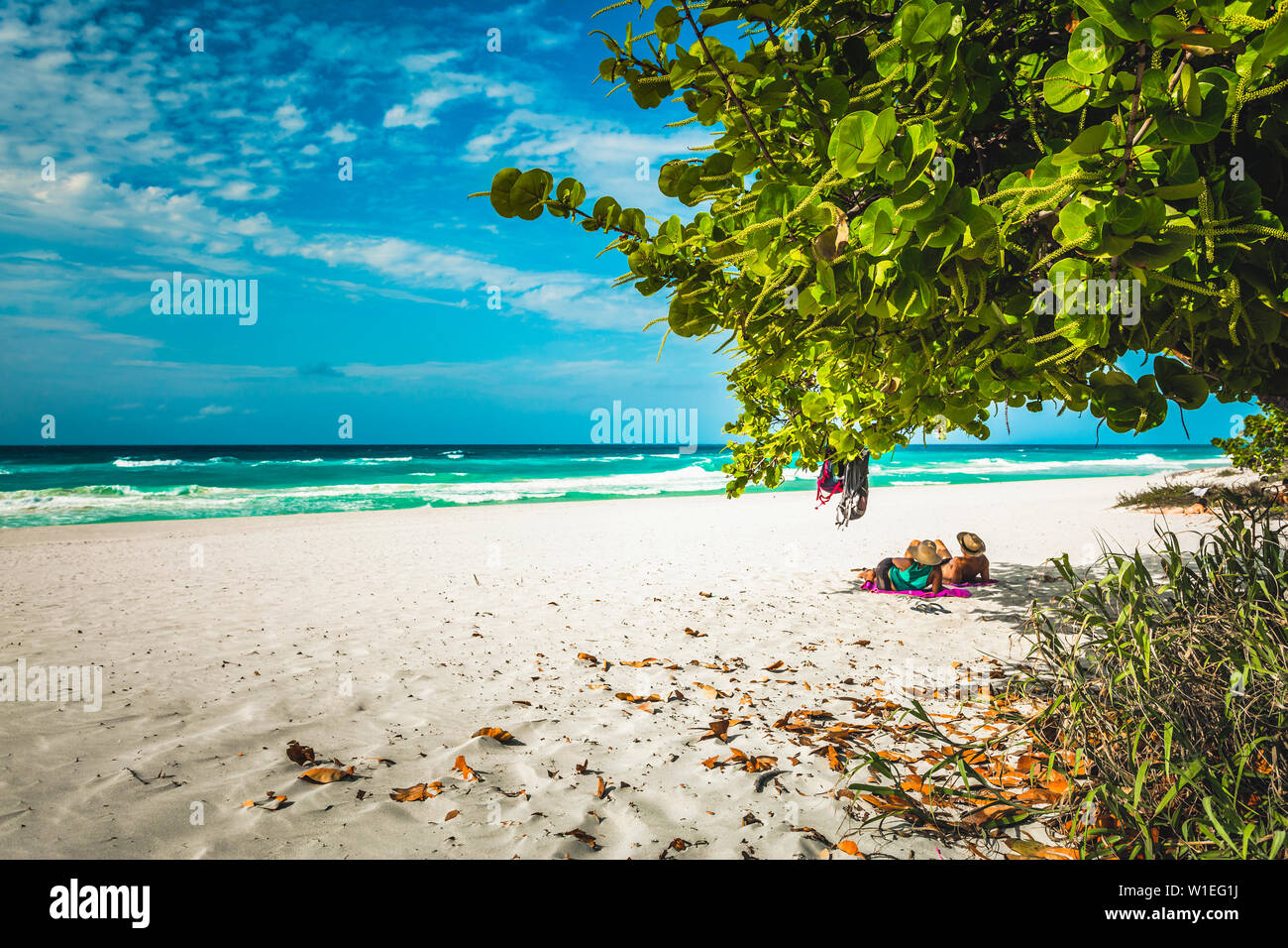 I turisti che cercano in mare dalla spiaggia di Varadero, della Penisola di Hicacos, provincia di Matanzas, Cuba, West Indies, America Centrale Foto Stock