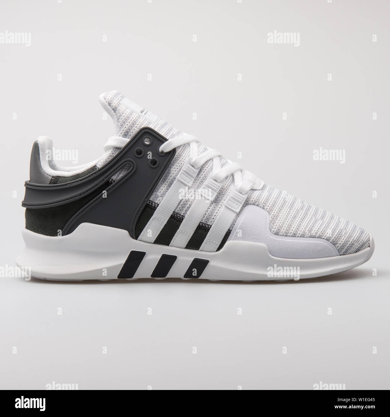 VIENNA, Austria - 7 agosto 2017: Adidas supporto attrezzature ADV in bianco  e nero sneaker su sfondo bianco Foto stock - Alamy