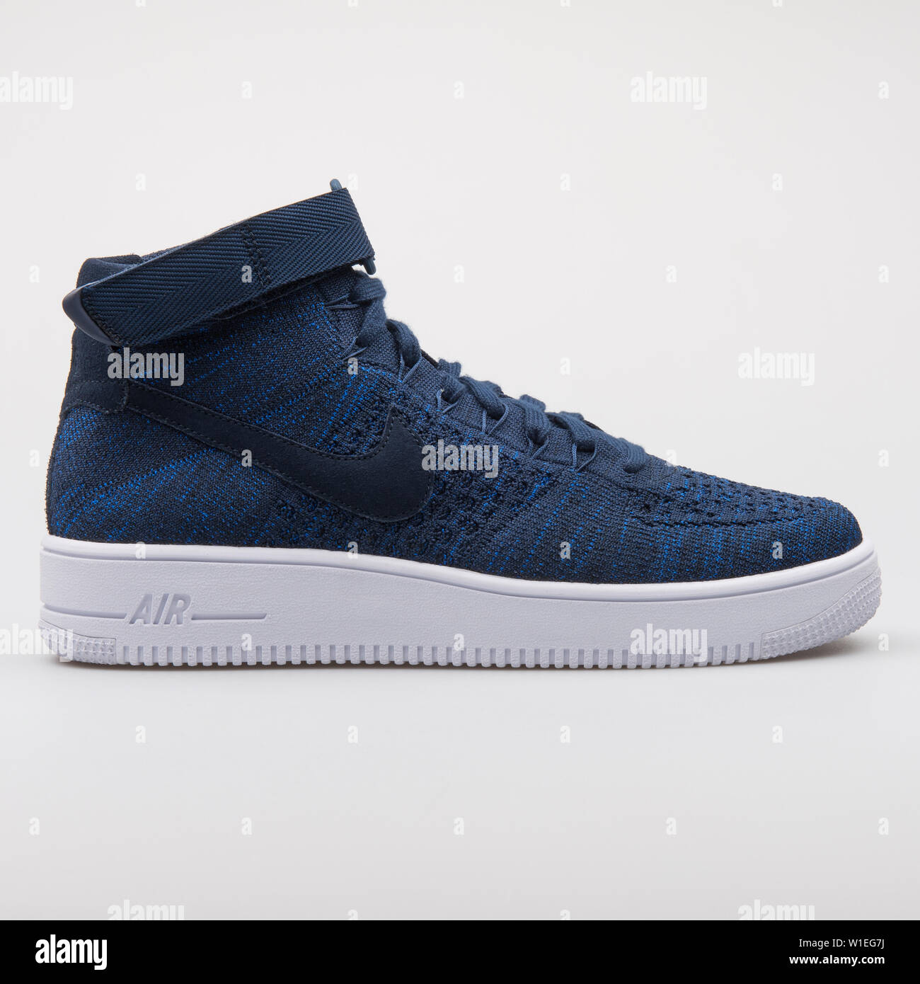 VIENNA, Austria - 7 agosto 2017: Nike Air Force 1 Ultra Flyknit metà navy blue sneaker su sfondo bianco. Foto Stock