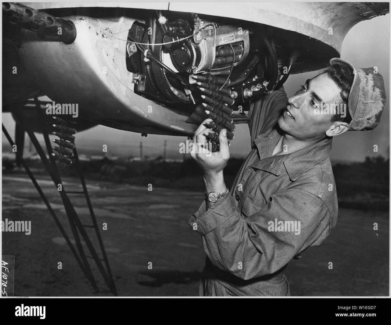 HQ., 20TH AIR FORCE, OKINAWA --- come il decollo del tempo si avvicina, Airman Giuseppe Migliardi, 274 King Street, porto di Chester, N.Y., corre un last minute per controllare il dispositivo di comando a distanza della sua .50 claiber mitragliatrici; Portata e contenuto: HQ., 20TH AIR FORCE, OKINAWA --- come il decollo del tempo si avvicina, Airman Giuseppe Migliardi, 274 King Street, porto di Chester, N.Y., corre un last minute per controllare il dispositivo di comando a distanza della sua .50 claiber mitragliatrici. Un Superfort gunner con estremo oriente le forze di aria di Comando Bombardieri della base di Okinawa xix Gruppo di bomba, Airman Migliardi's fore-pensiero e di vigilanza pagherà con prot Foto Stock