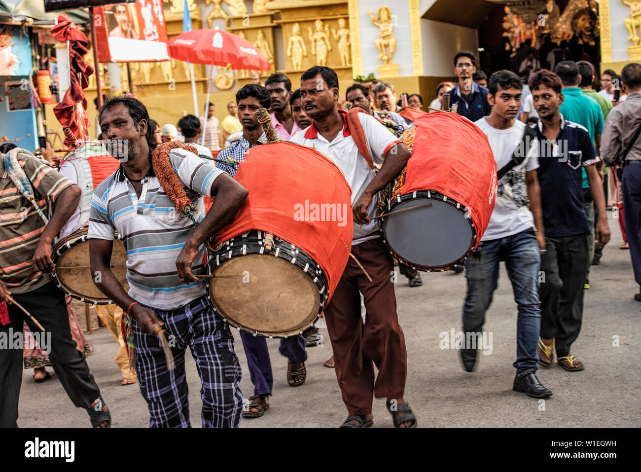 Battendo,tamburi,vitale per ,rituale del patrimonio ,prestazioni,a,Dea Durga Puja, celebrazione,Kolkata,l'India. Foto Stock