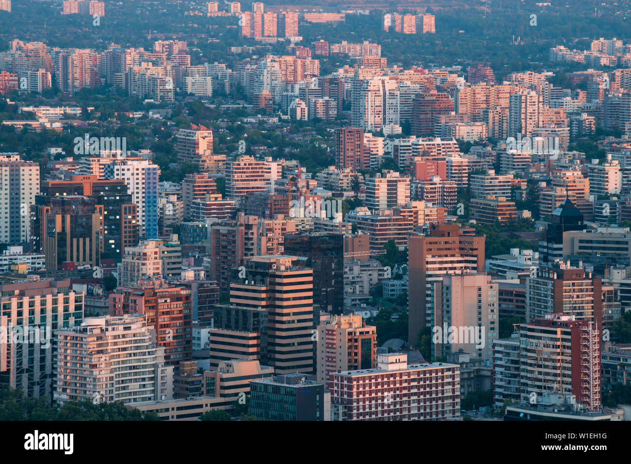 Vista della città dal Cerro San Cristobal, Santiago del Cile, Sud America Foto Stock