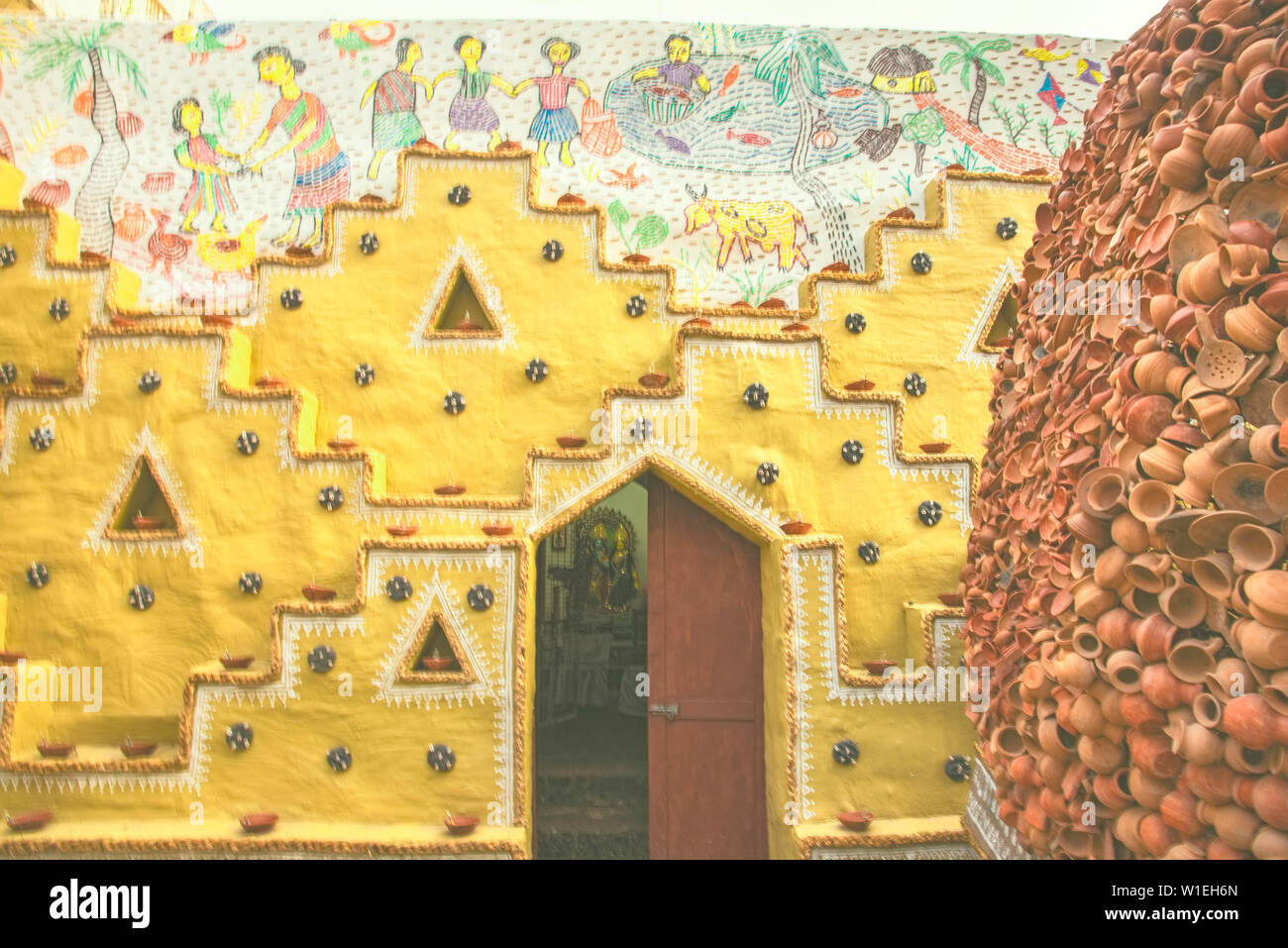 Dea Durga, il culto,pavilion,parete esterna,Pittura,piscina,idoli,Il Signore,Krishna,Radha,,Kolkata,l'India. Foto Stock