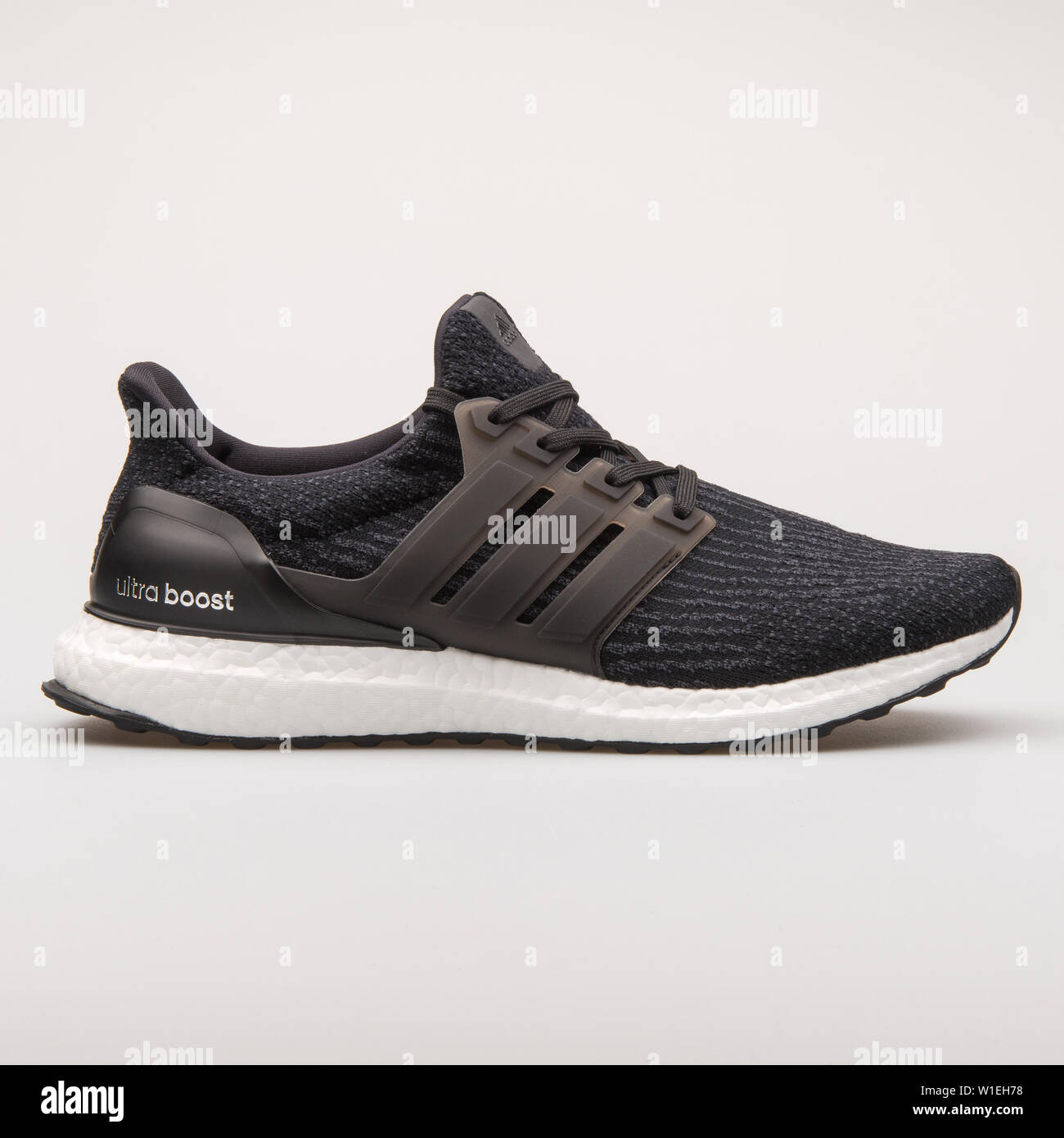 VIENNA, Austria - 23 agosto 2017: Adidas Ultraboost sneaker nero su sfondo bianco. Foto Stock