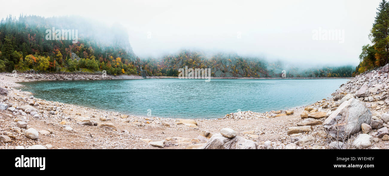 Lago Bianco (Lac Blanc) scenario su un nebbioso giorno di caduta, Vosges, Francia. Foto Stock